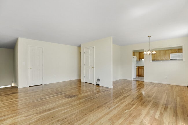 Building Photo - Balmoral Arms