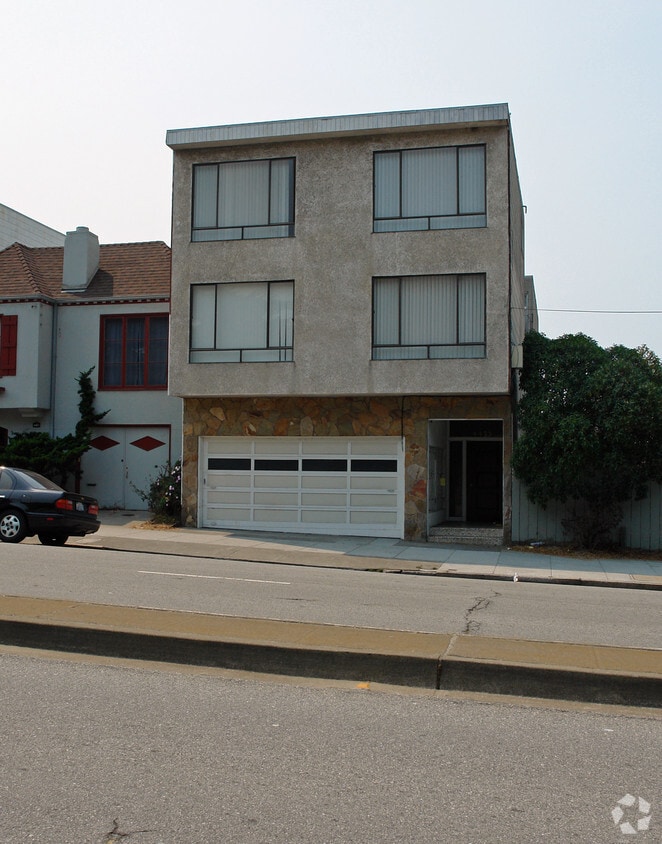 Building Photo - 4433 Lincoln Way