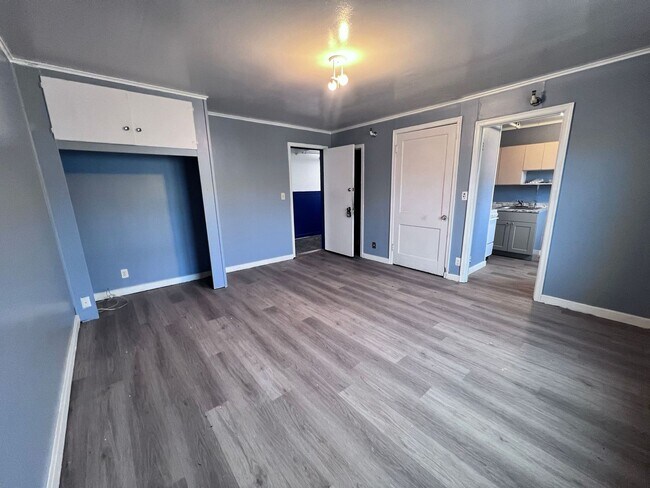 Building Photo - 4th Ave 609-SF