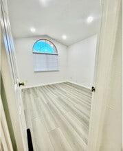 Building Photo - 2828 Hillcrest Ave