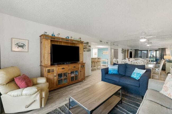 Building Photo - 8727 Thomas Dr