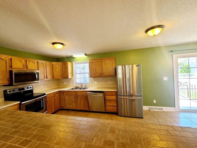 Building Photo - The Westender - 3 bedrm, 2 bath with lawn ...