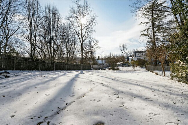 Foto del edificio - 126 Thoroughman Ave