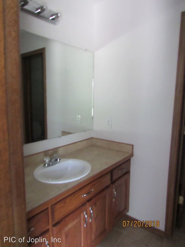 Building Photo - 3 br, 2 bath House - 2620 E. 8th