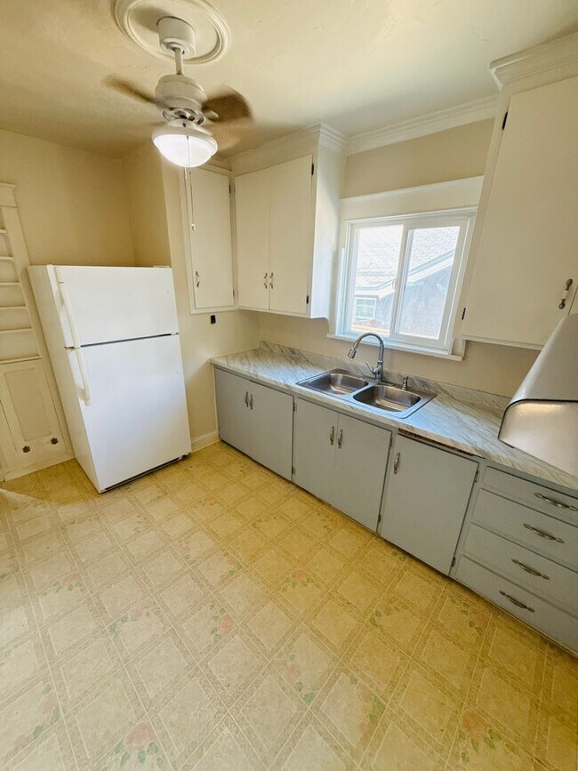 Building Photo - Charming bungalow with off street parking ...