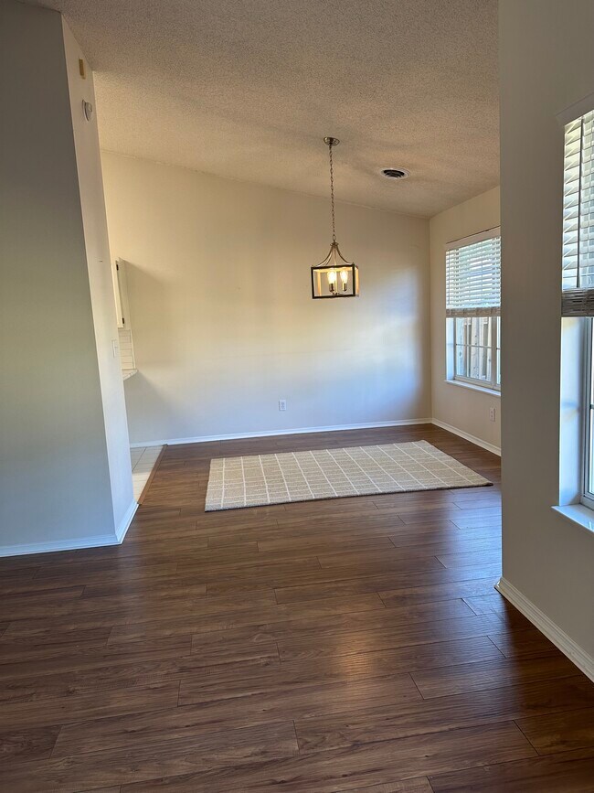 Counter height seating & dining room - 8625 Flagstone Way