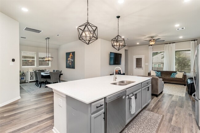 Foto del edificio - 323 Fanpalm Ct