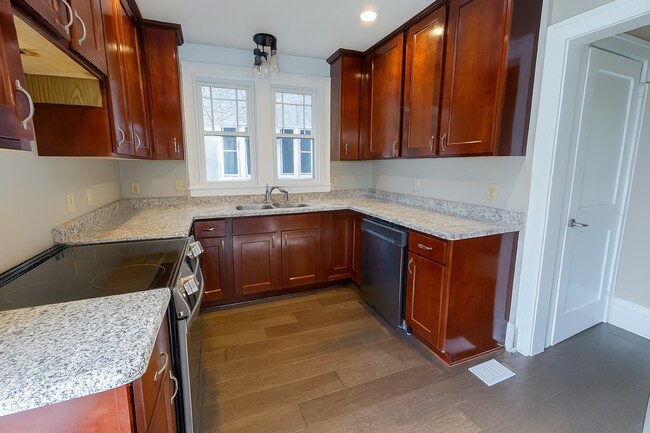 Foto del edificio - Immediate Move In or Nov 1st Beautiful 3 B...