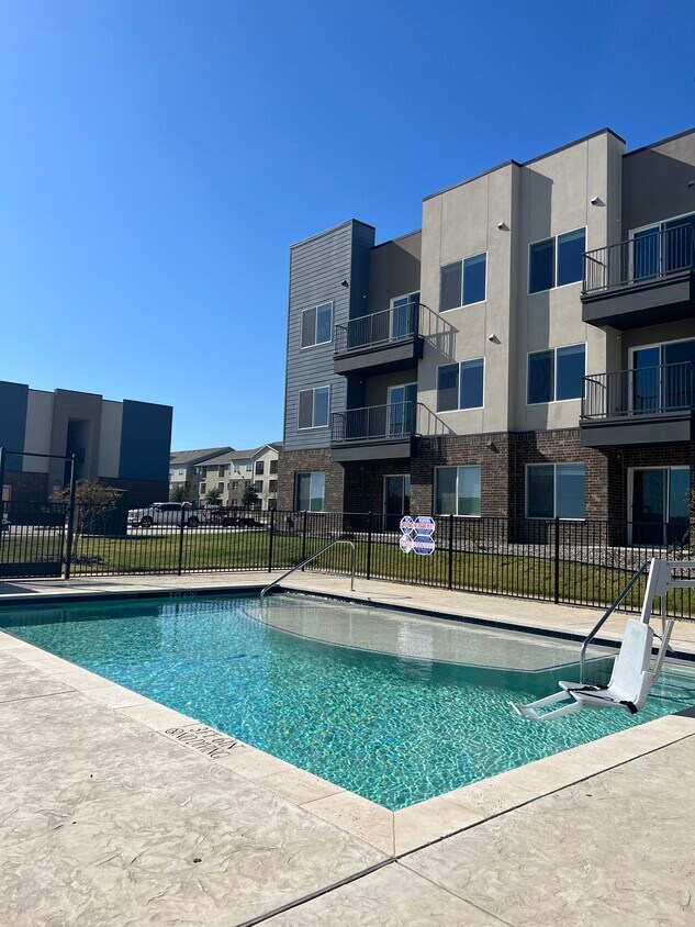 Camden Crossing Apartments in Burleson, TX