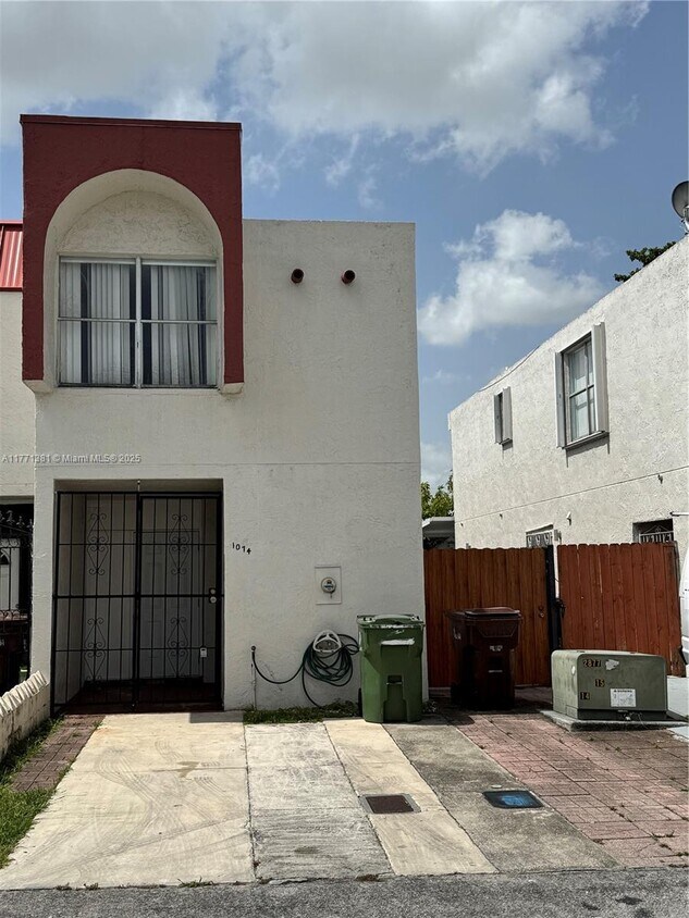 Primary Photo - 1074 W 38th St