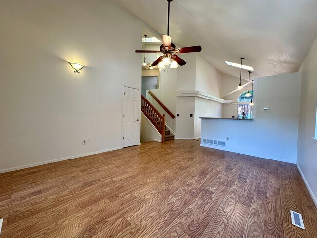 Building Photo - Cheery 3 bedroom 2 Bath Home! Available to...
