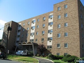 Building Photo - 40 Zabriskie St