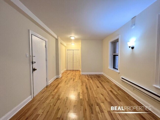 Foto del edificio - 0 bedroom in CHICAGO IL 60610