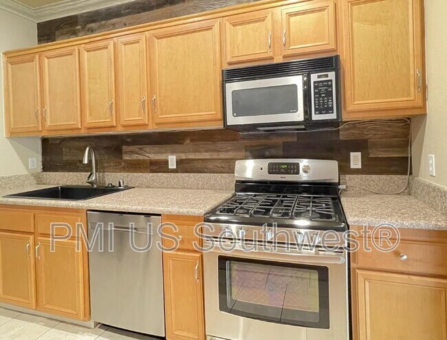 Building Photo - 2549 Country Club Dr