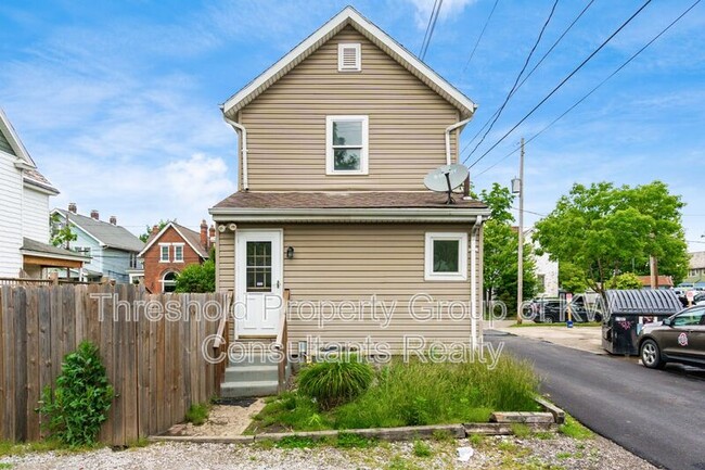 Building Photo - 479 Siebert St