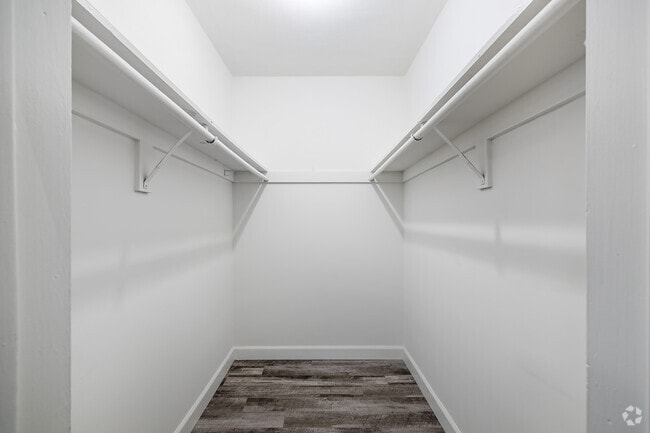 1 habitación, 1 baño - 700 pies cuadrados - Armario - 802 N West Knoll Dr