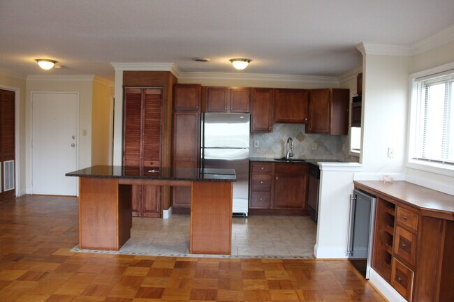 Building Photo - 1415 N Oak St