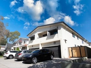 Building Photo - 612 N Sycamore Ave