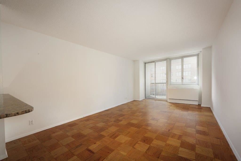 Building Photo - Large studio with Great Natural Lighting