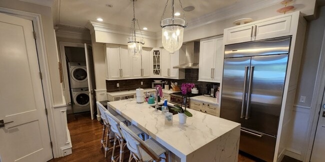 Building Photo - 933 E 2nd St