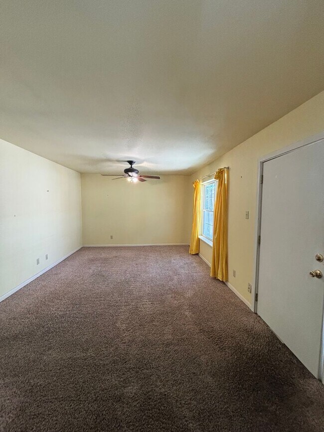 Foto del edificio - Fairfield Oaks 1 Bedroom Condo in South Highland - Water Included