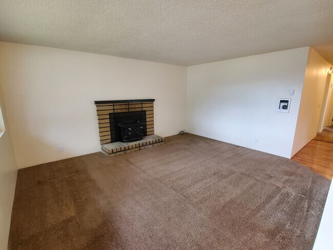 Building Photo - 3 Bedroom Home In Springfield!