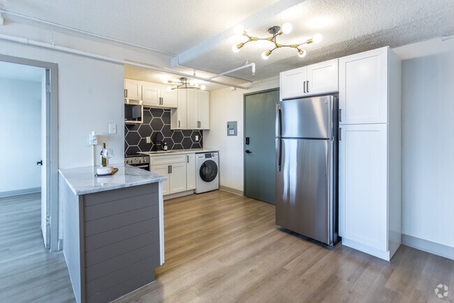 1BR, 1BA - 615SF - Kitchen - The Bonsai at Central Gardens