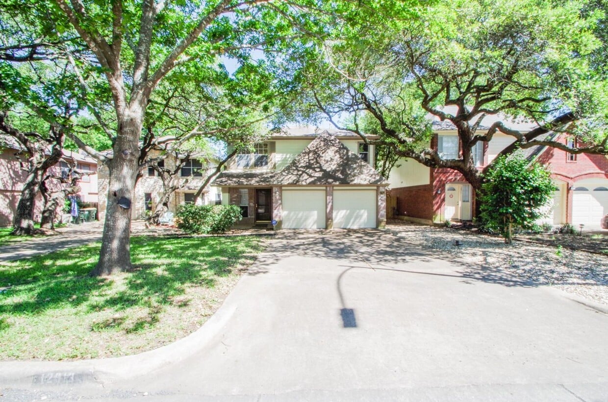 Primary Photo - Great 4 bed 2.5 bath on Greenbelt