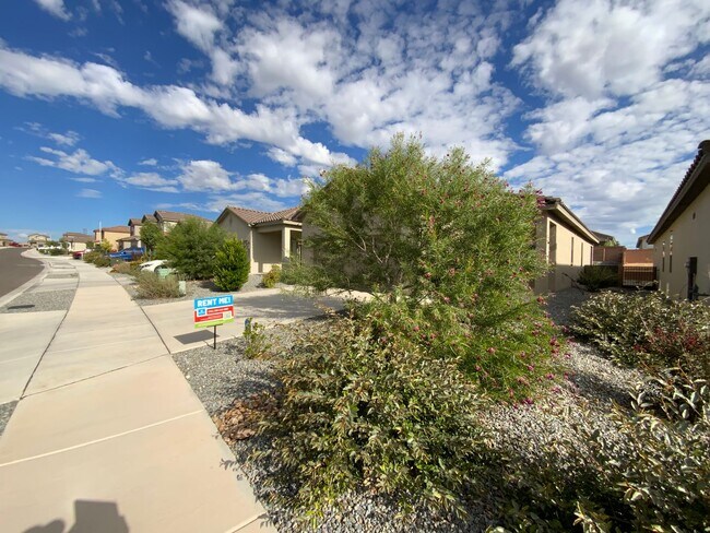Foto del edificio - 3 Bedroom Single Story Home Available Near...