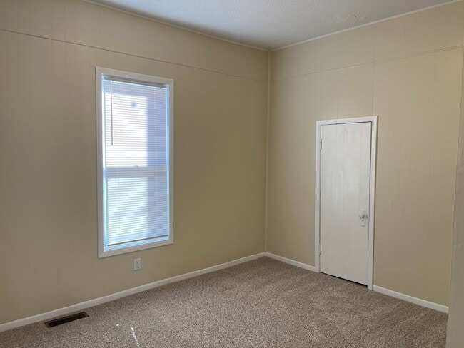 Building Photo - ADORABLE 3 BEDROOM HOUSE- FENCED BACK YARD