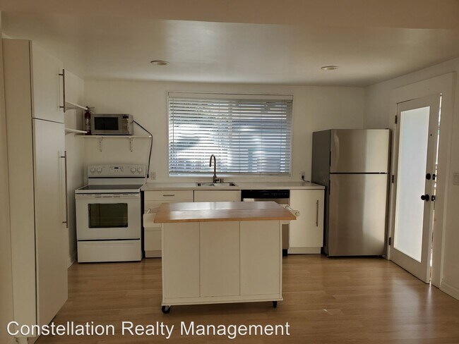 Foto del edificio - 7467-7475 Girard Ave