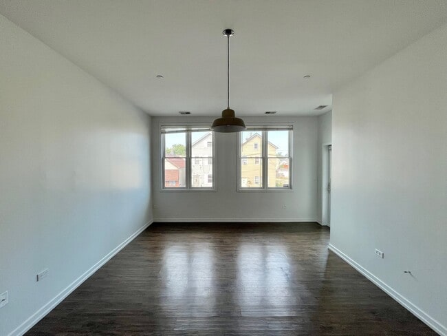 Building Photo - 2500 N Clybourn Ave