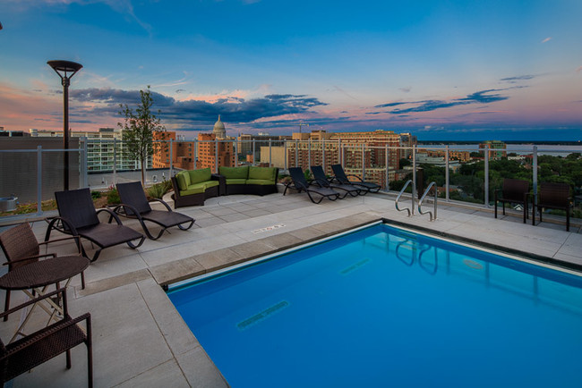 Rooftop Pool - Yugo Madison Lux