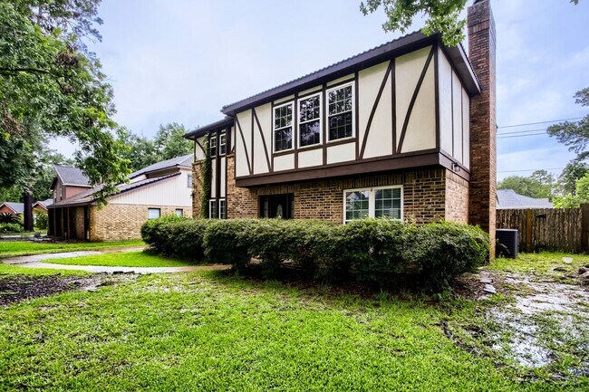 Foto del edificio - 3734 Blue Lake Dr