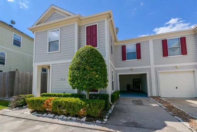 Building Photo - 2710 Woodridge Manor Dr