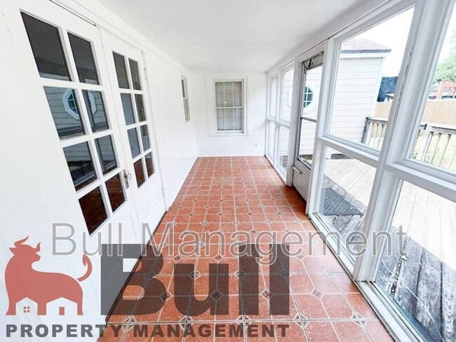 Building Photo - 712 Floral Dr