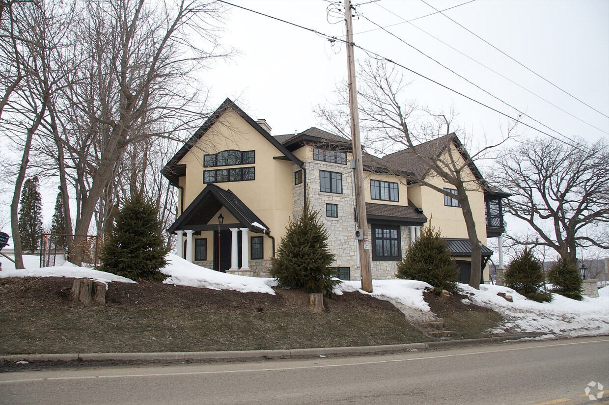 N2017 S Lakeshore Dr, Lake Geneva, WI 53147 Apartments in Lake Geneva