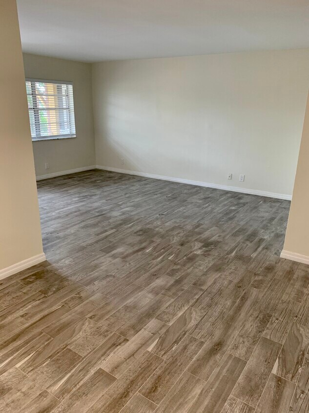 Building Photo - Pembroke Pines