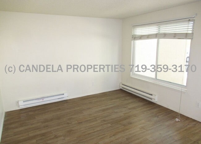 Building Photo - TWO BED TOWNHOME IN WEST COS