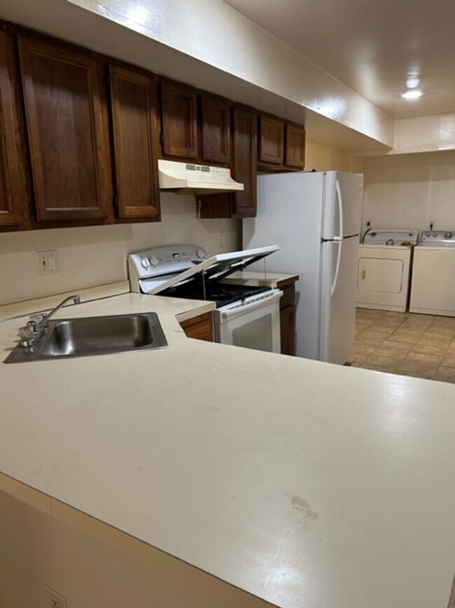 Building Photo - Great 1 Bedroom / 1 Bath Apartment in the ...