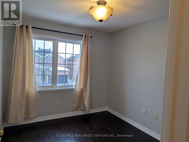 Photo du bâtiment - 77 Rainbow Valley Crescent