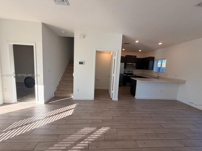 Building Photo - 871 SE 16th Ct