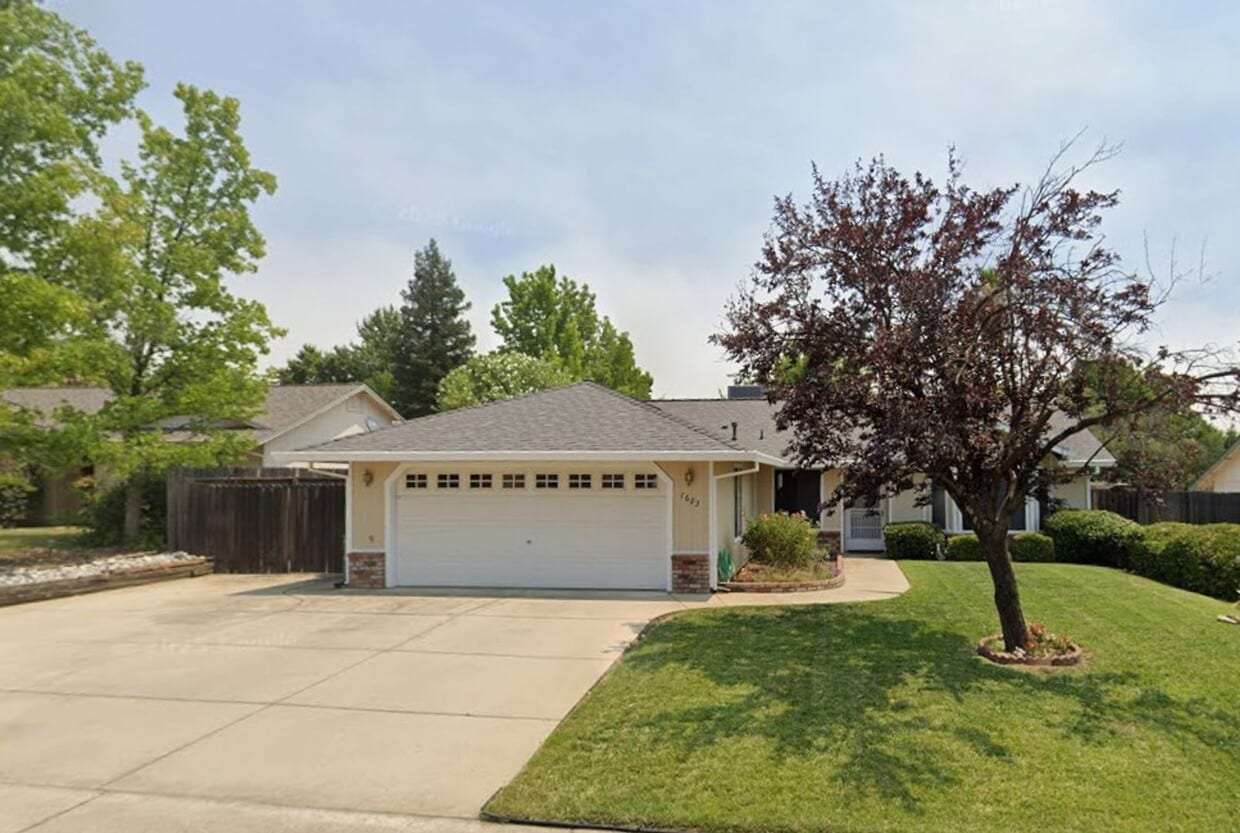 Foto principal - Home on fully fenced 1/4 acer lot in Ravenwood Neighborhood.