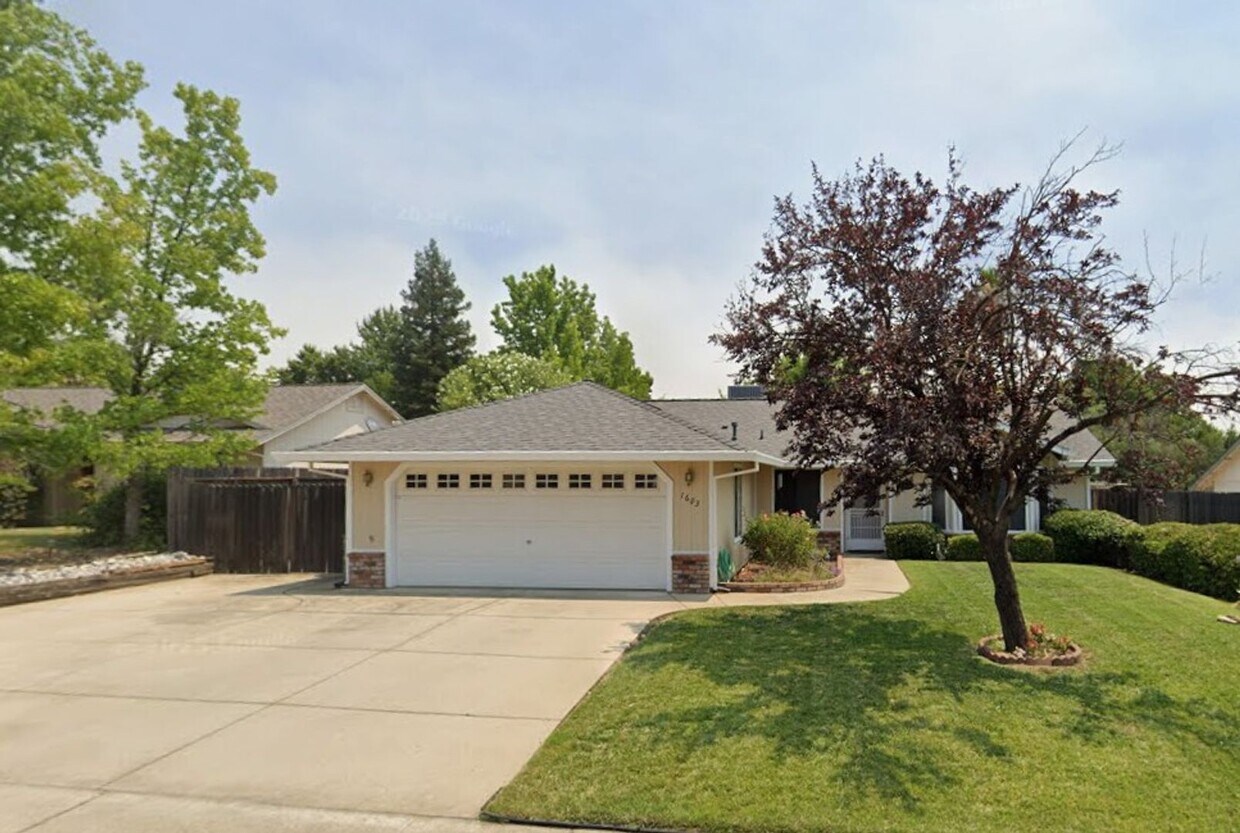Primary Photo - Home on fully fenced 1/4 acer lot in Ravenwood Neighborhood.