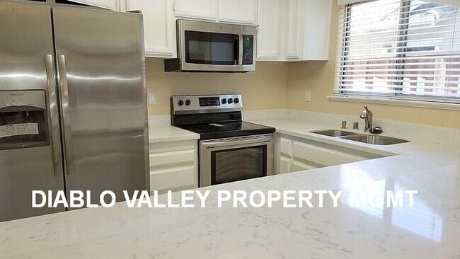 Building Photo - 560 Magnolia Ln