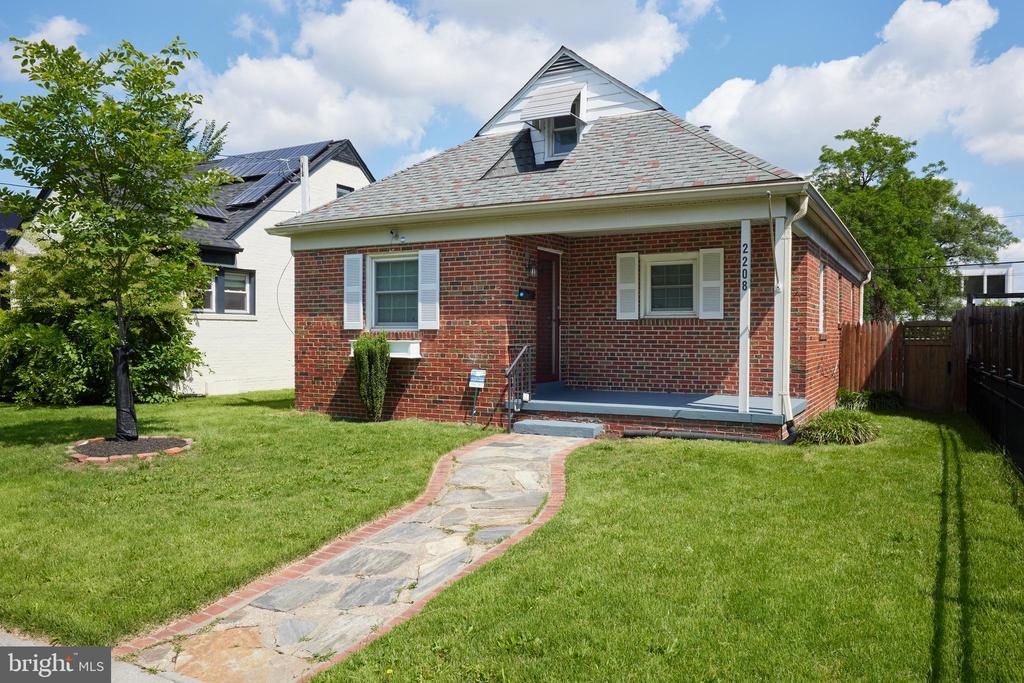 Foto principal - 2208 S St NE