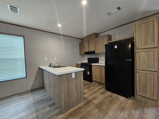 Building Photo - 518 Suwanee Dr