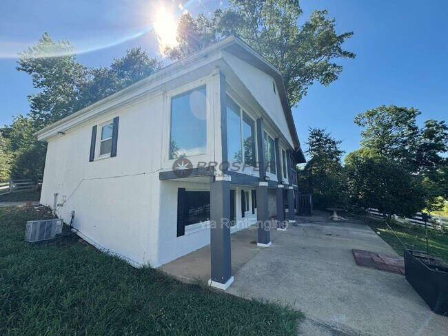 Foto del edificio - 746 Pistol Club Rd