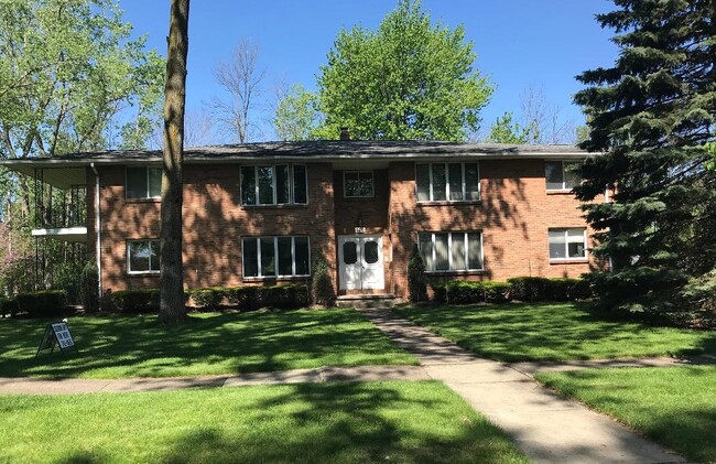 Building Photo - 170 Denrose Dr