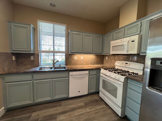 Building Photo - 3 bed, 2.5 Bath available in Very Quiet an...